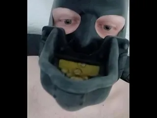 Thumbnail: BDSM leve com chicote, mordaça e gozada na cama apertada