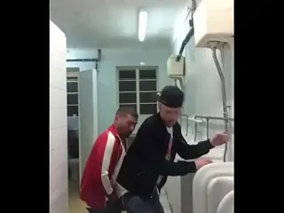 Thumbnail: Vizinho safado surte com rapidinha no corredor apertado