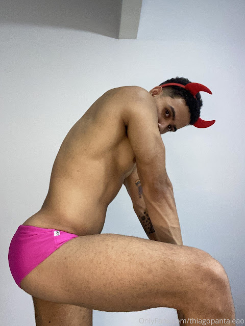 Thiago Pantaleão pelado mostrando seu pênis ereto