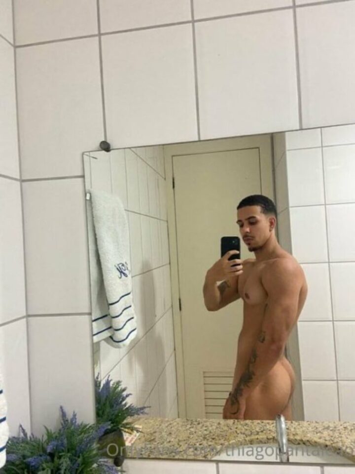 Thiago Pantaleão pelado mostrando seu pênis ereto